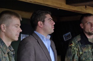 Thomas Hitschler besucht Bundeswehr-Soldaten in der Türkei.
