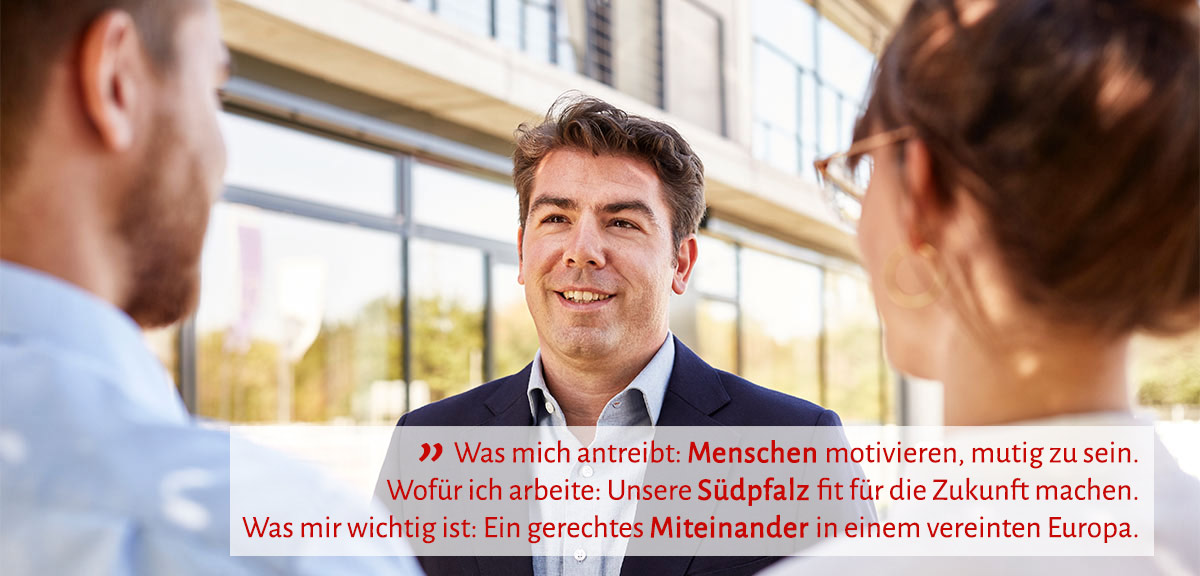 Thomas Hitschler, MdB im Gespräch mit Zitat. Anführungszeichen Was mich antreibt: Menschen motivieren, mutig zu sein. Wofür ich arbeite: Unsere Südpfalz fit für die Zukunft zu machen. Was mir wichtig ist: Ein gerechtes Miteinander in einem vereinten Europa. Anführungszeichen-Ende