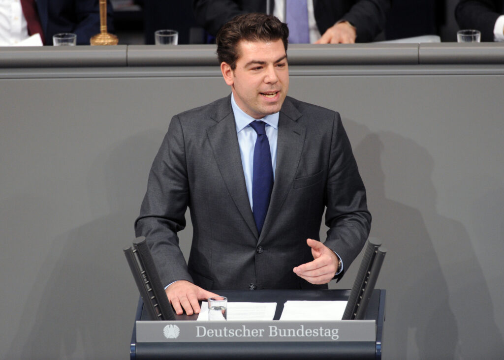 Thomas Hitschler im Bundestagsplenum an Redenpult